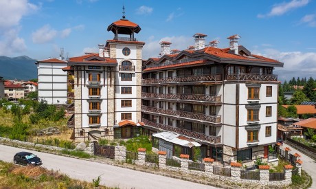 One-Bedroom Apartment with a Spacious Living Area and Terrace